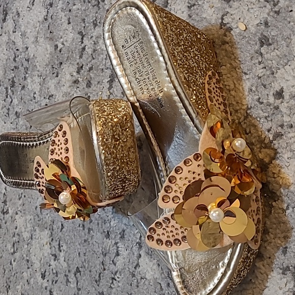 Smfb wedges Gold with sequins and studs. 3.5" heel, length of shoe is 8". - Picture 3 of 6